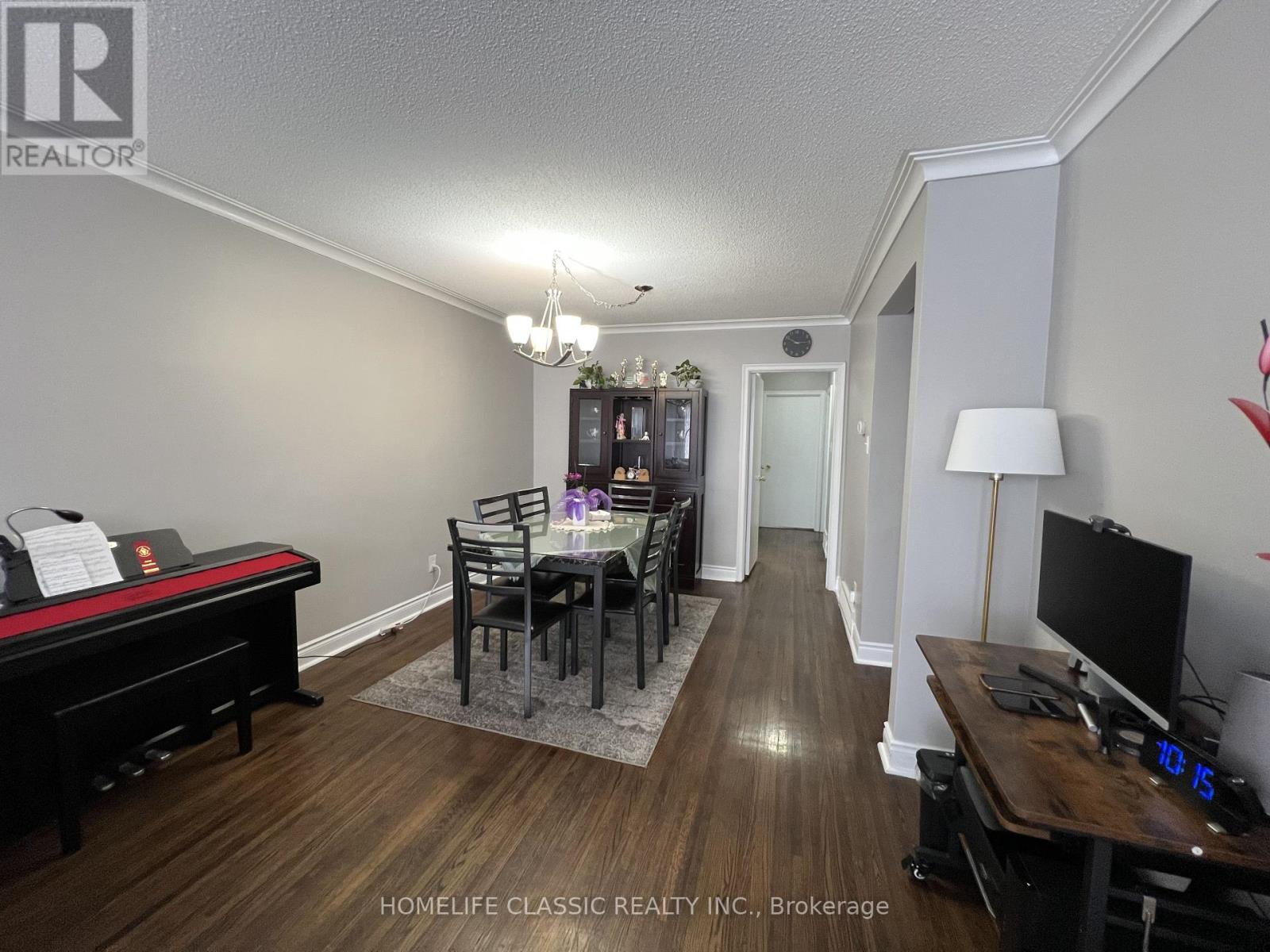 19 Neames Crescent, Toronto, Ontario  M3L 1K8 - Photo 6 - W12151917