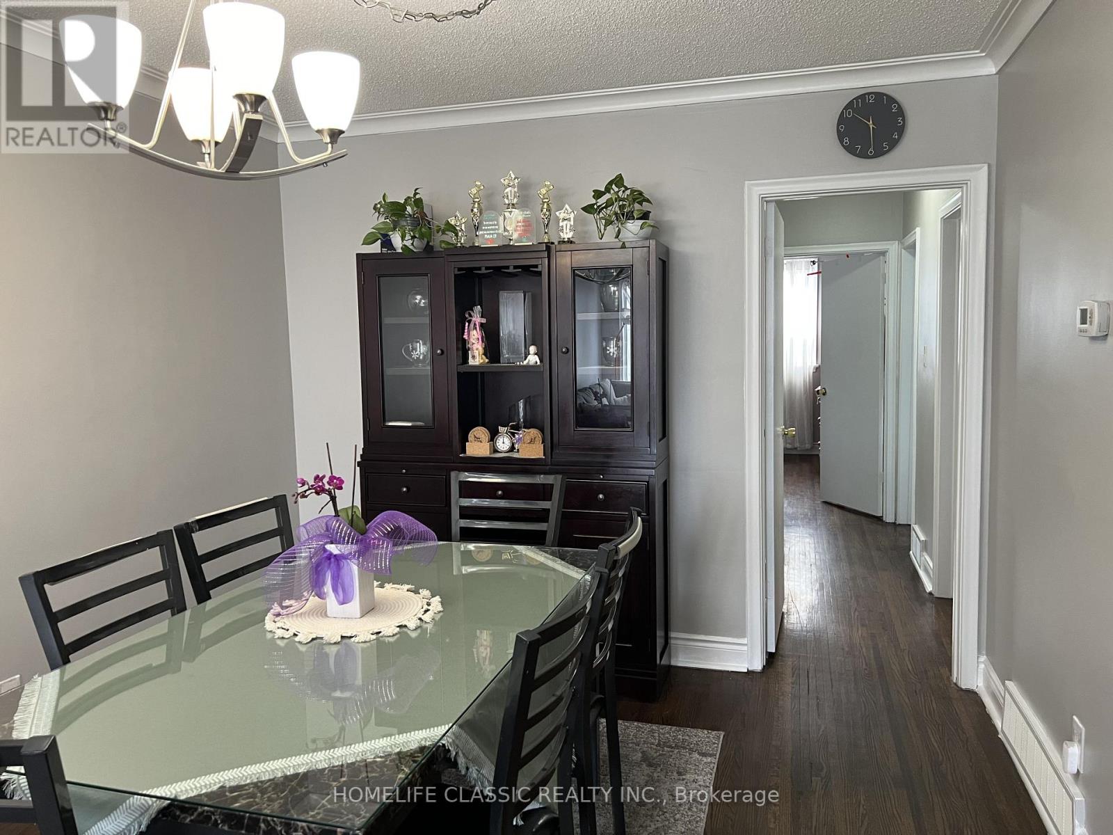 19 Neames Crescent, Toronto, Ontario  M3L 1K8 - Photo 7 - W12151917