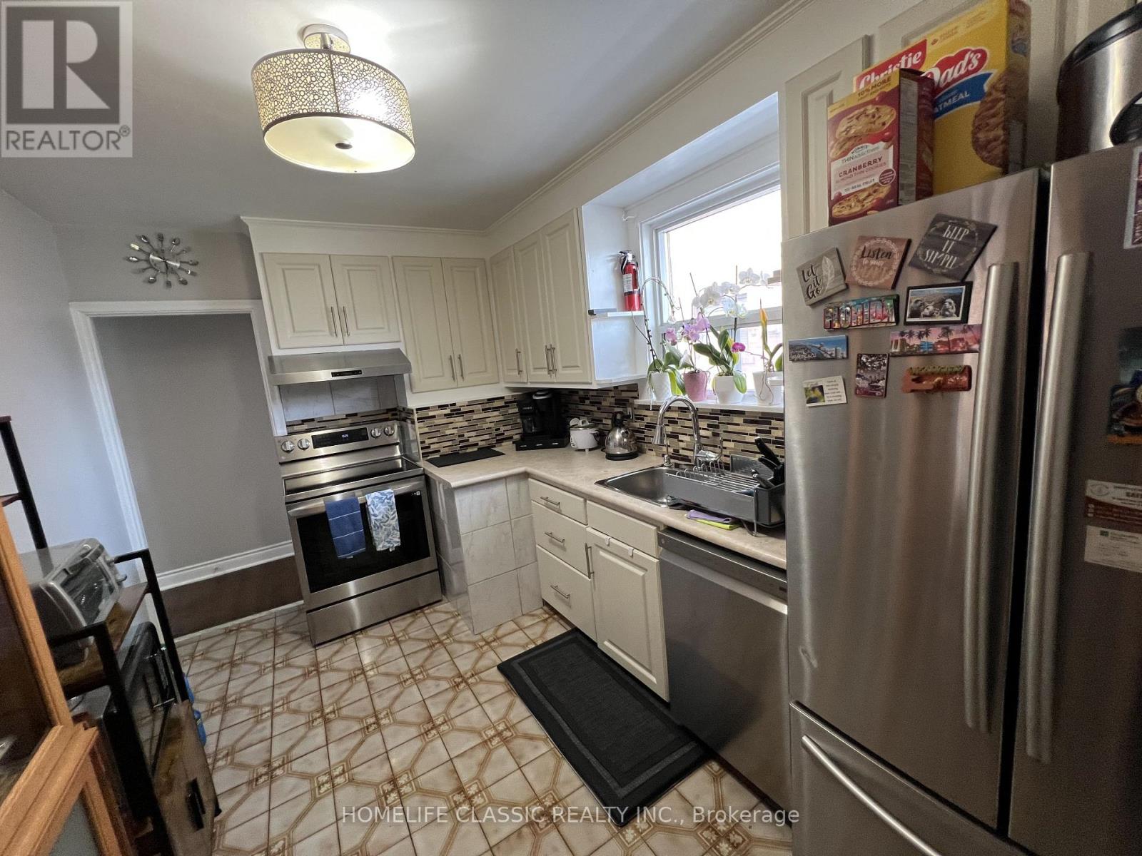 19 Neames Crescent, Toronto, Ontario  M3L 1K8 - Photo 8 - W12151917