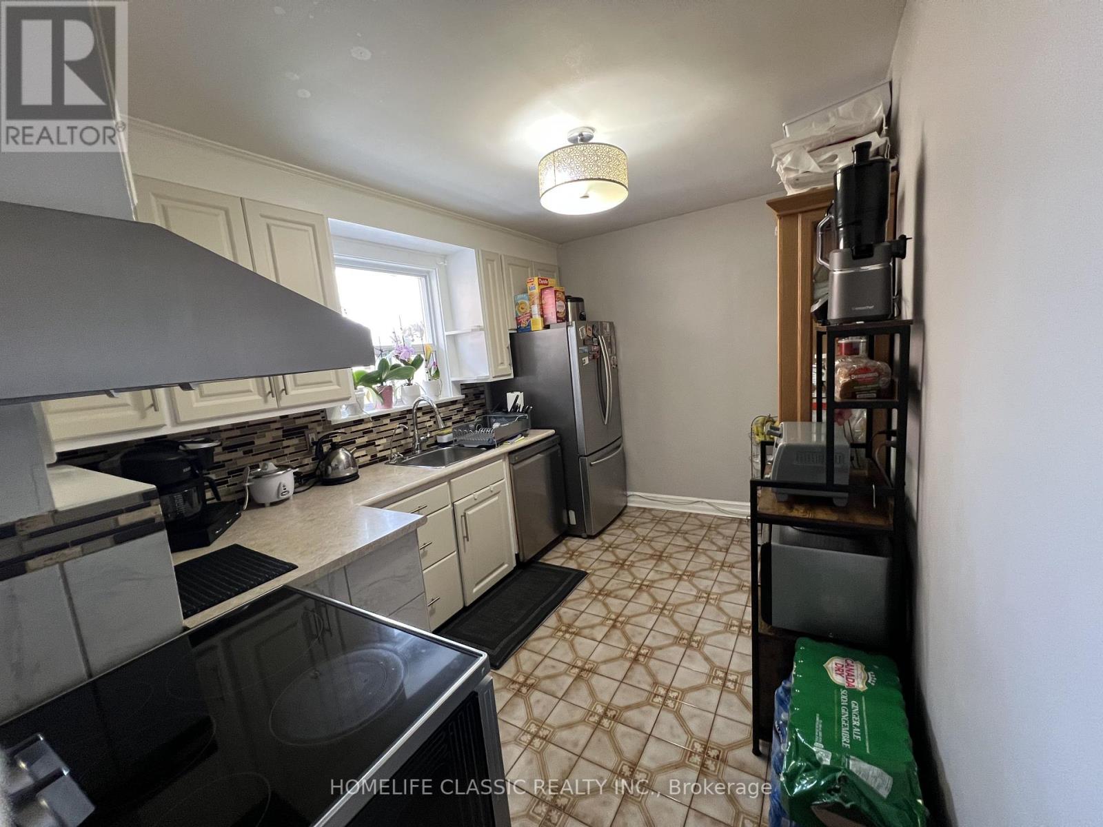 19 Neames Crescent, Toronto, Ontario  M3L 1K8 - Photo 9 - W12151917
