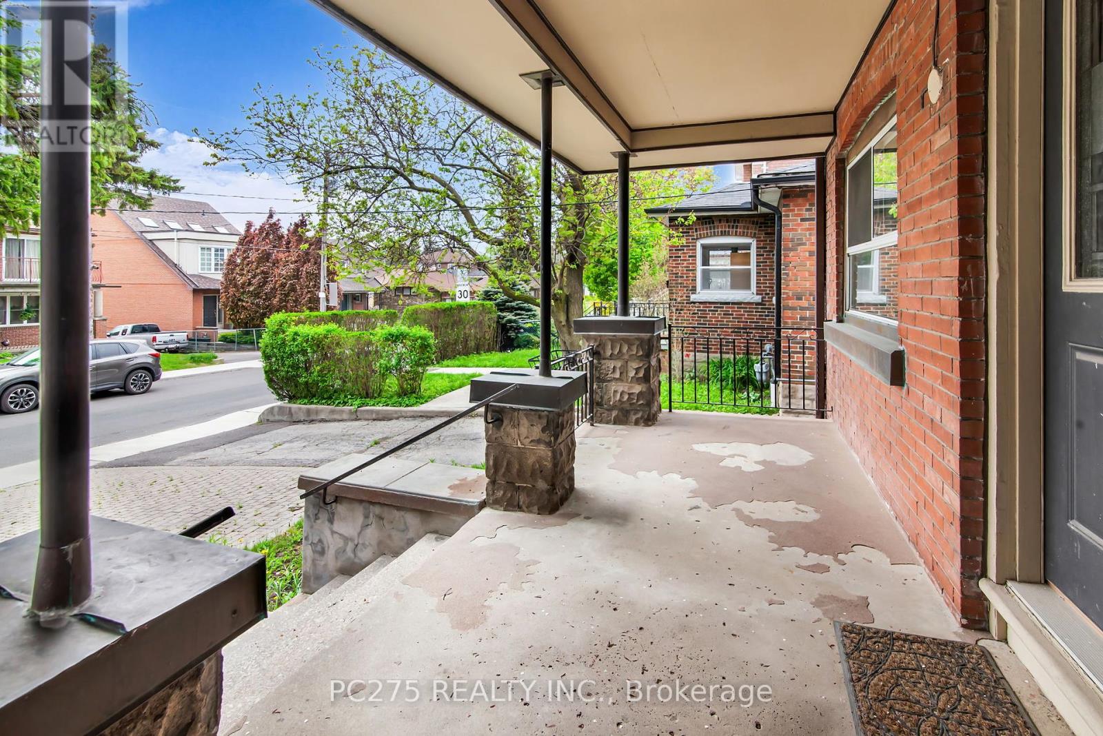 Property at 152 GLOUCESTER GROVE image 4
