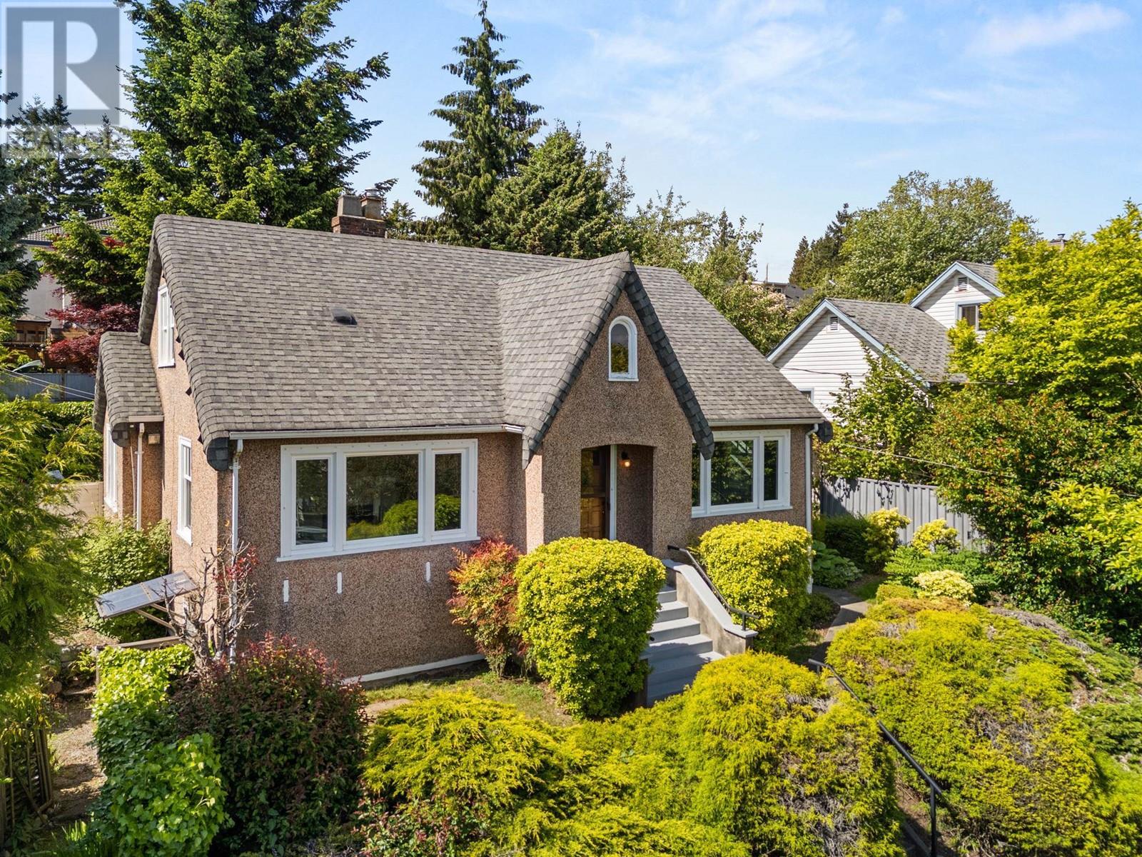 1509 Sixth Avenue, New Westminster, British Columbia  V3M 2C5 - Photo 1 - R3003217