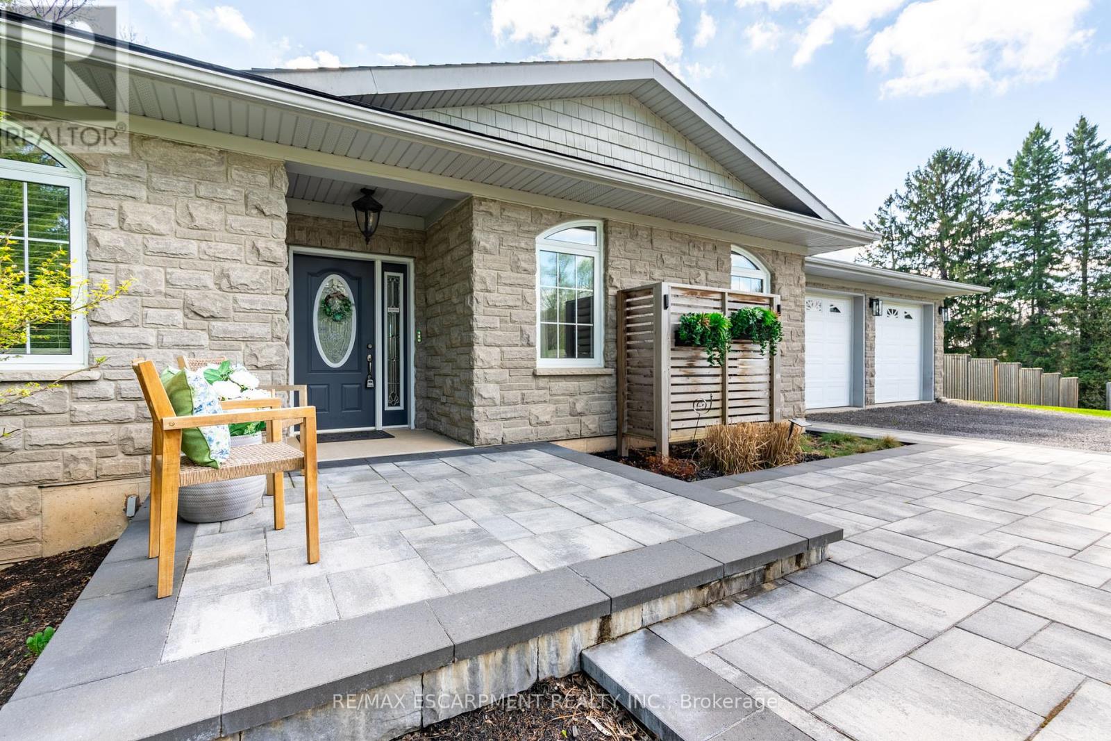 Property at 715 ROBSON ROAD image 4