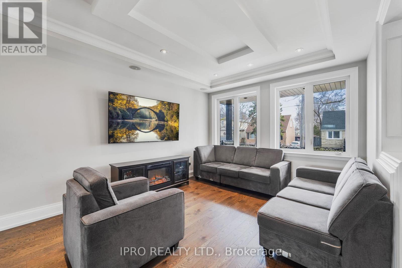55 Yorkdale Crescent, Toronto, Ontario  M9M 1C2 - Photo 10 - W12152010