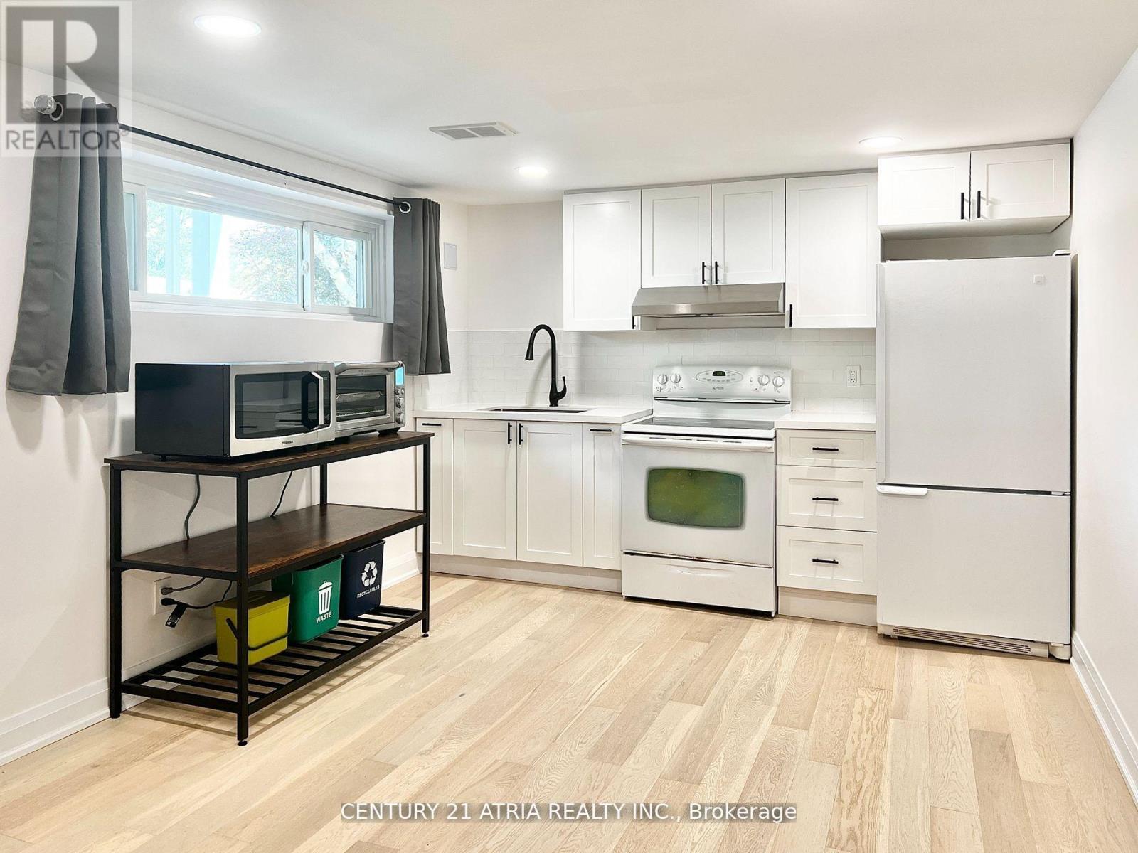 2 Pannahill Road, Toronto, Ontario  M3H 4N3 - Photo 4 - C12152088