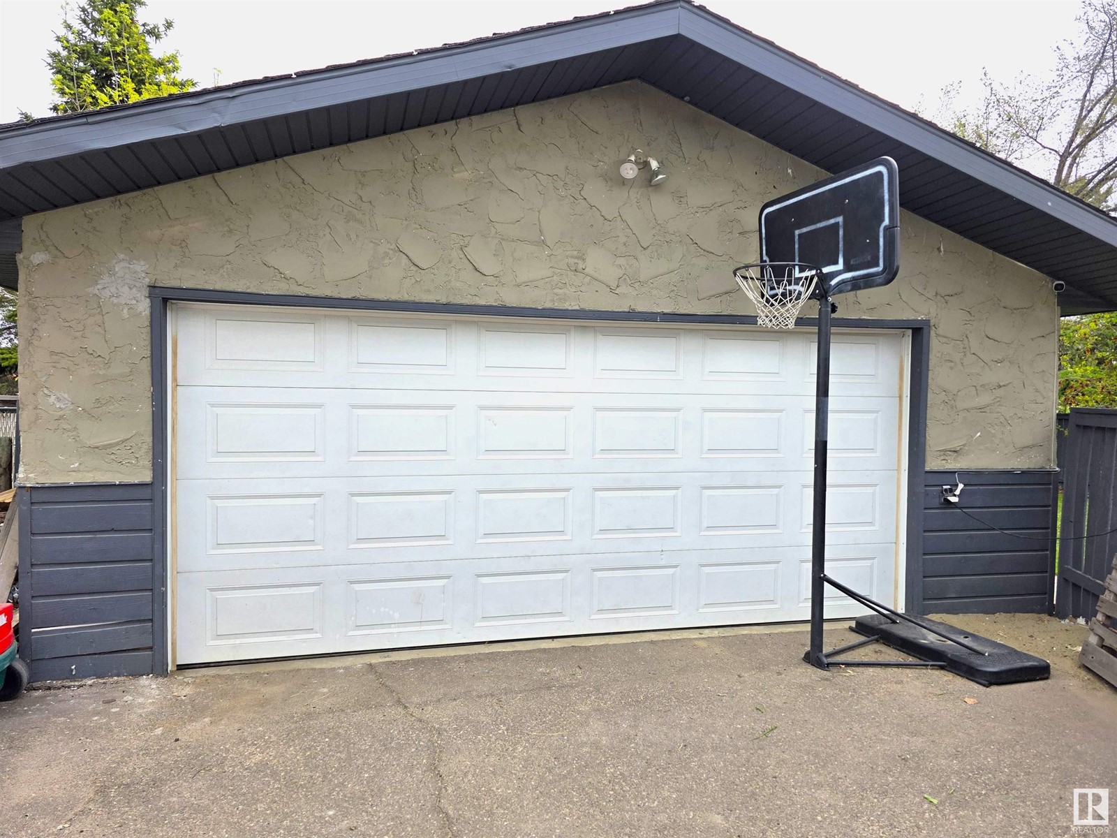 Property at 3610 37 AV image 3