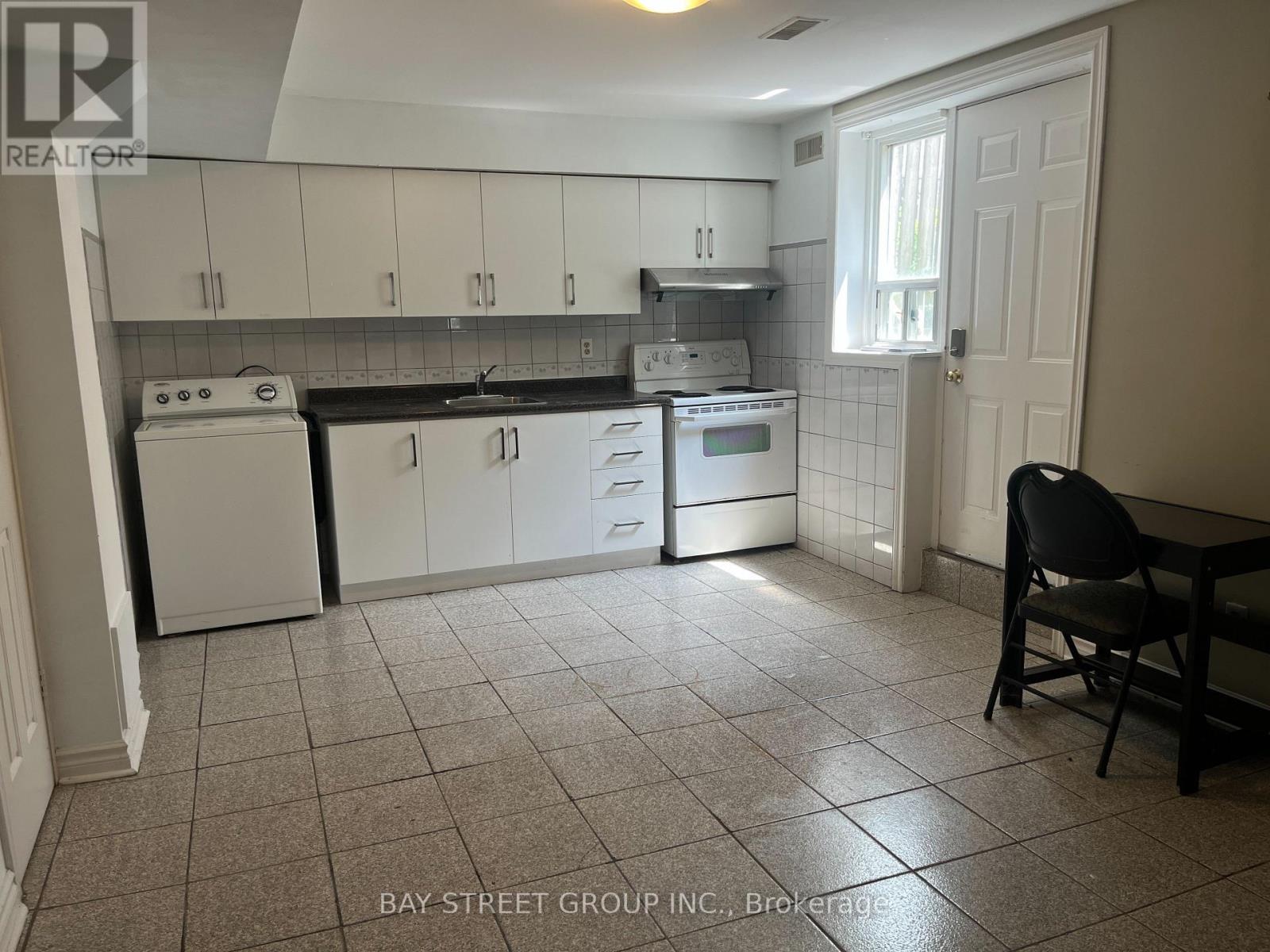 10 Benalto Road, Toronto, Ontario  M6A 2R8 - Photo 4 - W12152078