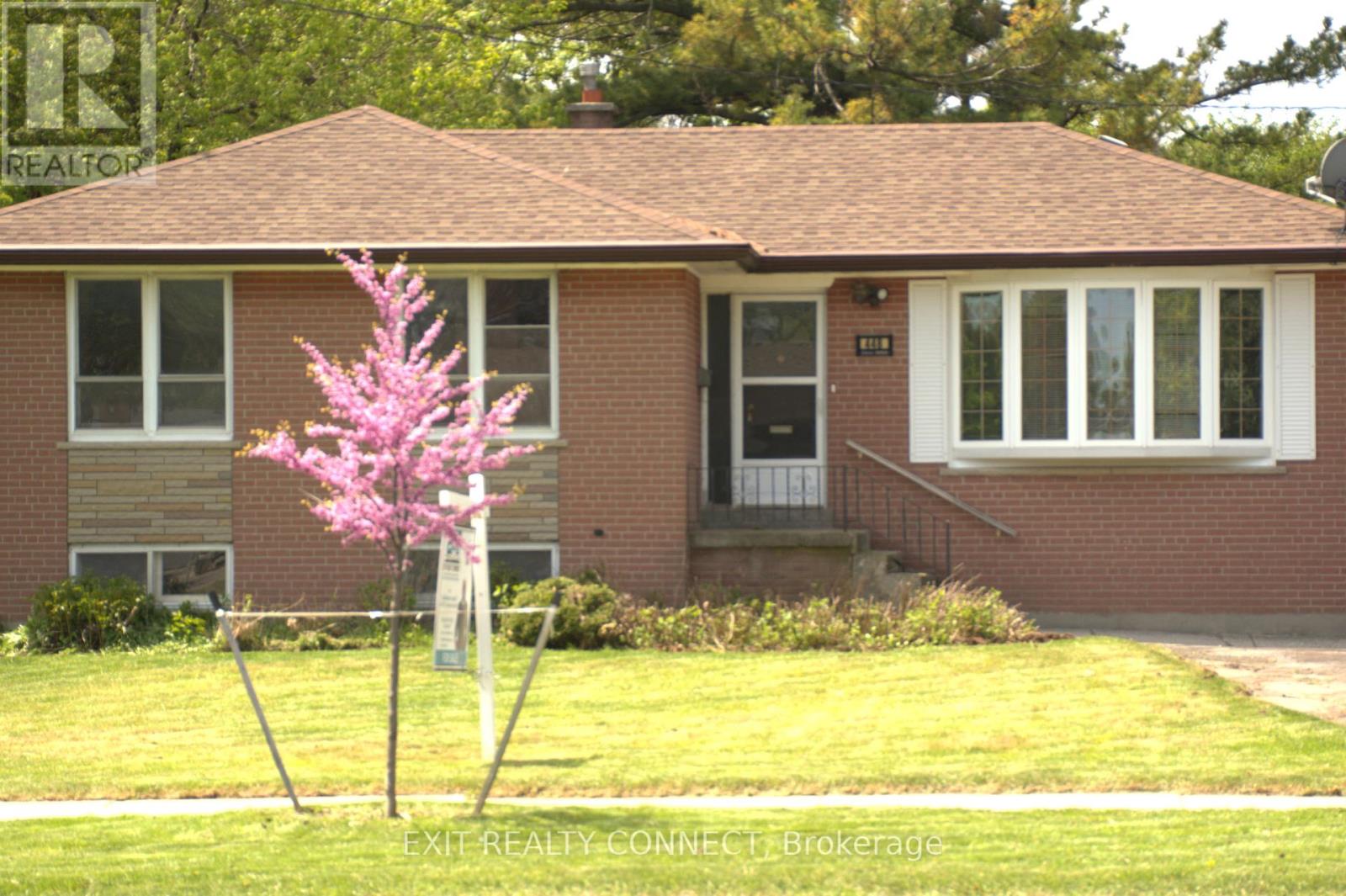 448 Third Line, Oakville, Ontario  L6L 4A5 - Photo 2 - W12112572