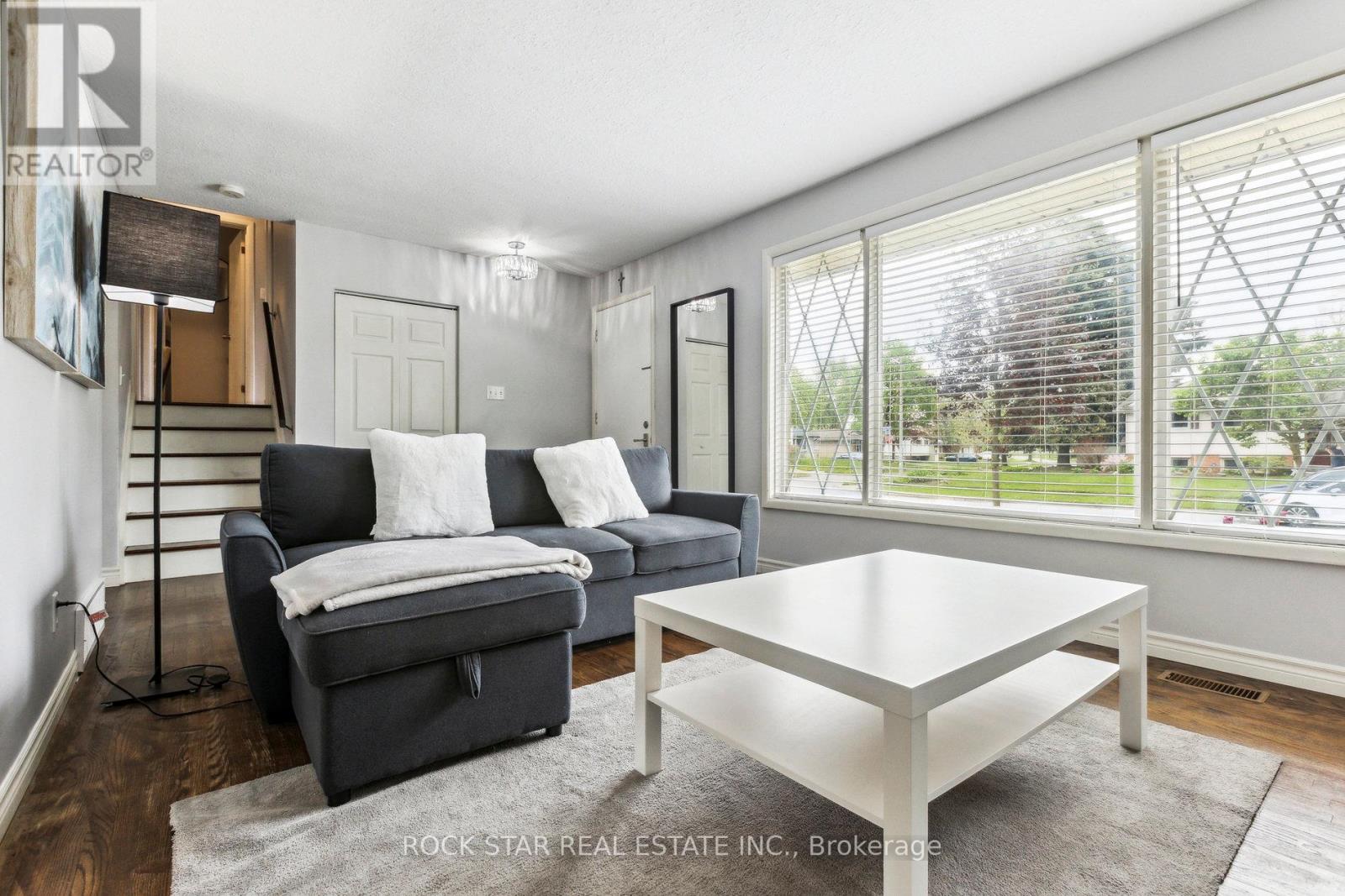 130 Hudson Crescent, Kitchener, Ontario  N2B 2V9 - Photo 6 - X12152041