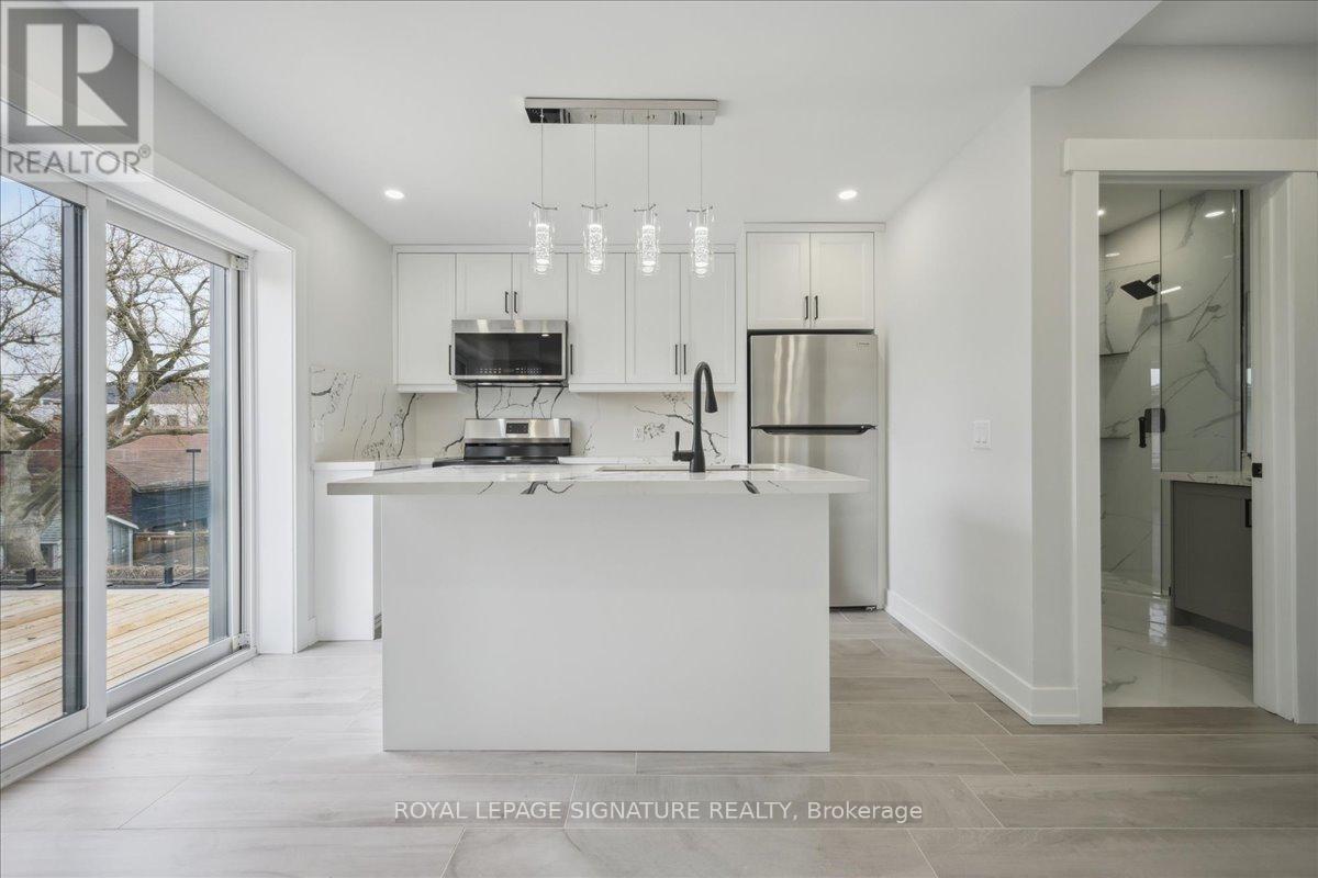 Upper - 647 Shaw Street, Toronto, Ontario  M6G 3L8 - Photo 3 - C12152145