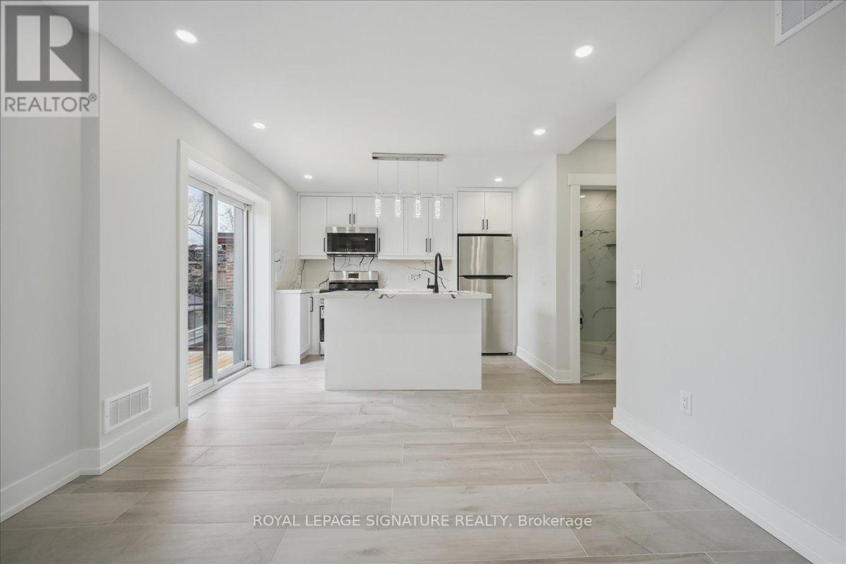 Upper - 647 Shaw Street, Toronto, Ontario  M6G 3L8 - Photo 4 - C12152145