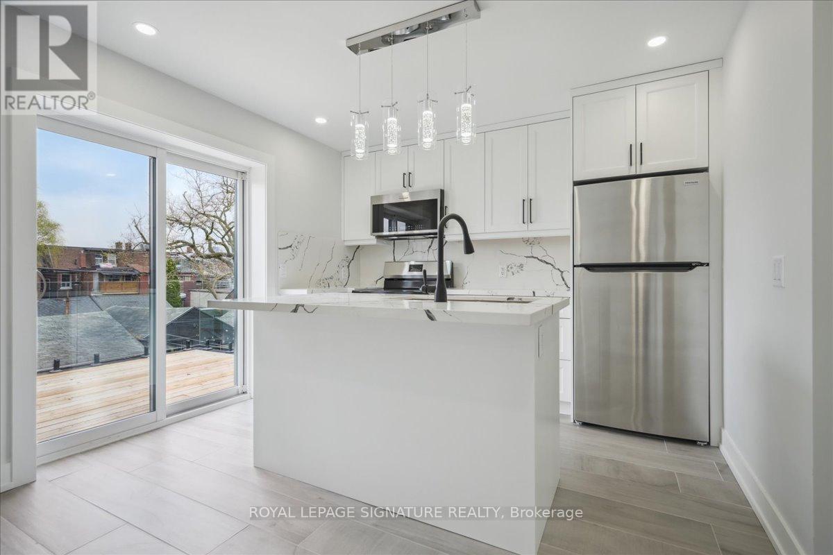 Upper - 647 Shaw Street, Toronto, Ontario  M6G 3L8 - Photo 8 - C12152145