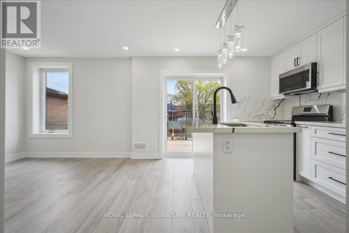 Upper - 647 Shaw Street, Toronto, Ontario  M6G 3L8 - Photo 9 - C12152145