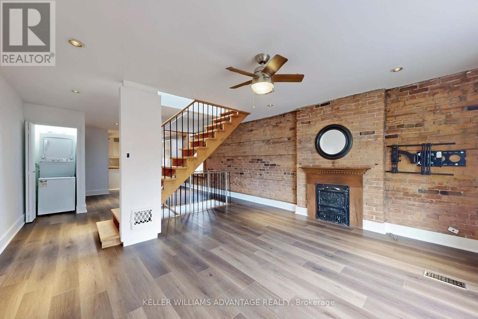 Upper - 54 Brookmount Road, Toronto, Ontario  M4L 3N2 - Photo 3 - E12152142