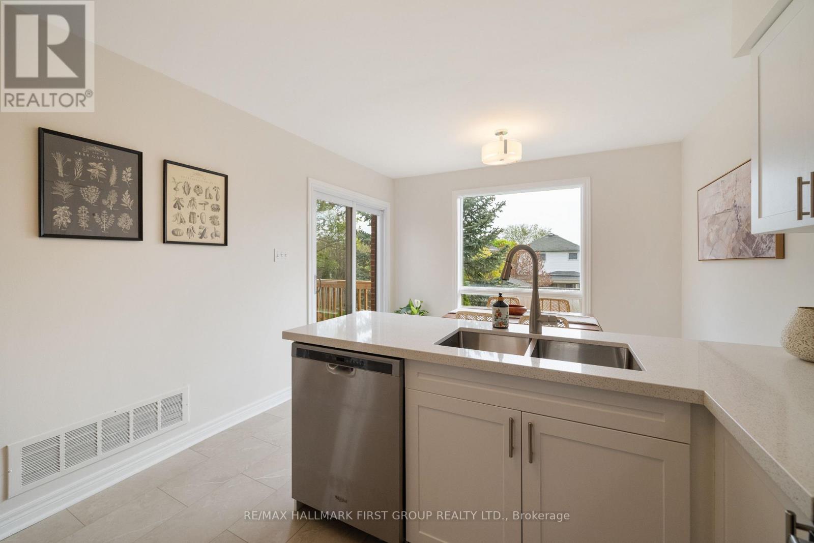54 Mccrimmon Crescent, Clarington, Ontario  L1C 4N3 - Photo 8 - E12152248