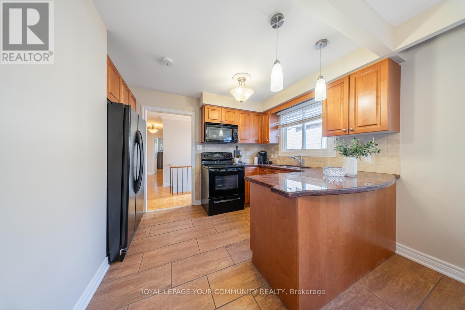 72 Ashburn Crescent, Vaughan, Ontario  L4L 1G9 - Photo 15 - N12152156