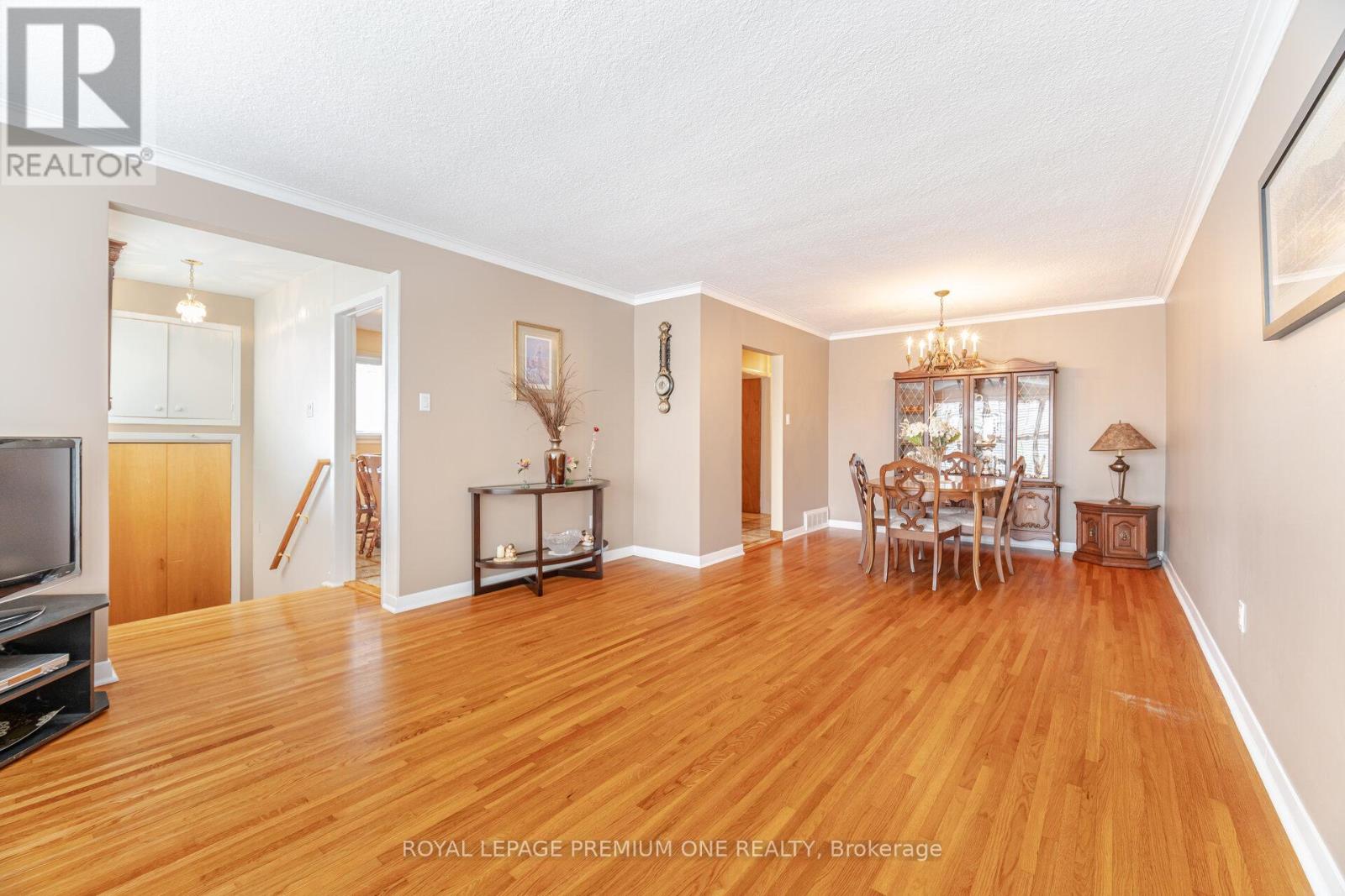 128 Hullmar Drive, Toronto, Ontario  M3N 2E6 - Photo 8 - W12152110