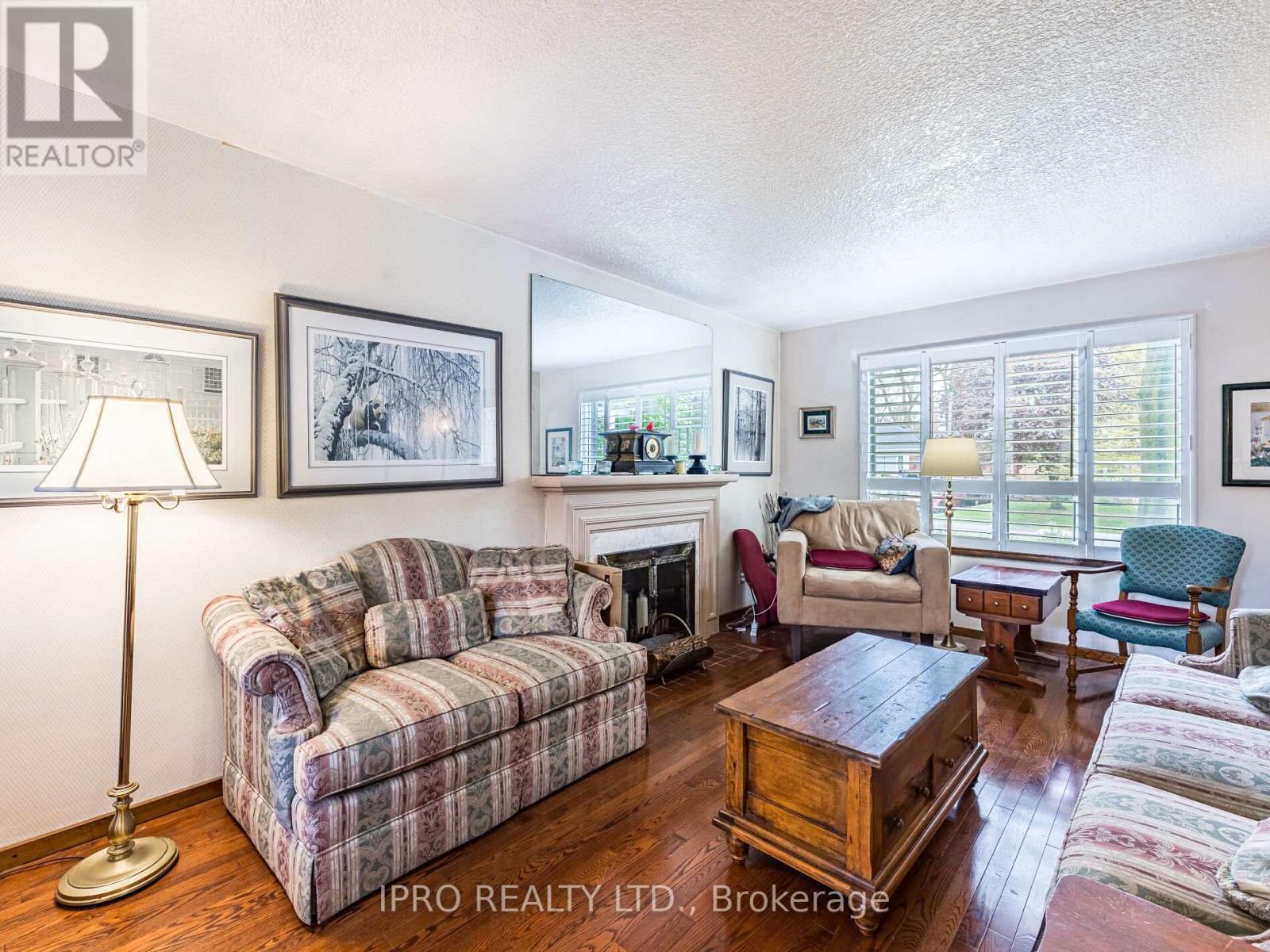 897 Johnathan Drive, Mississauga, Ontario  L4Y 1J7 - Photo 10 - W12152179