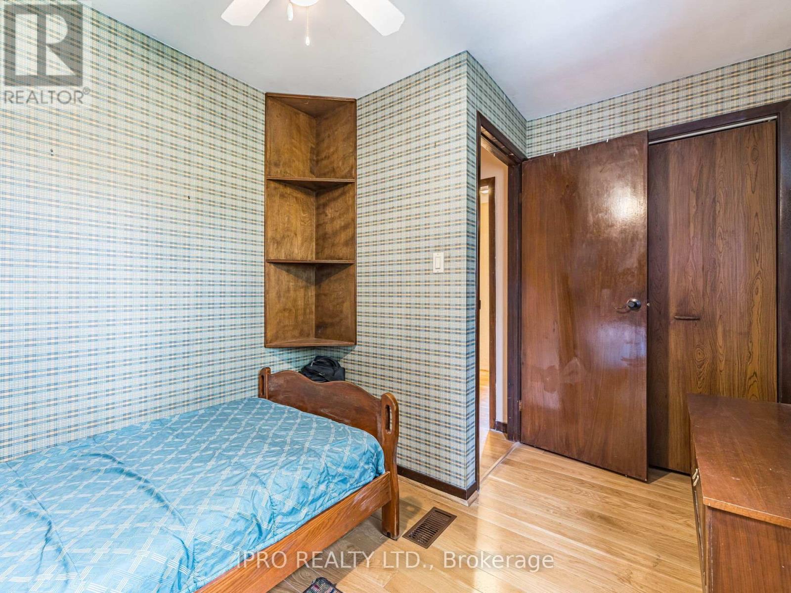 897 Johnathan Drive, Mississauga, Ontario  L4Y 1J7 - Photo 23 - W12152179