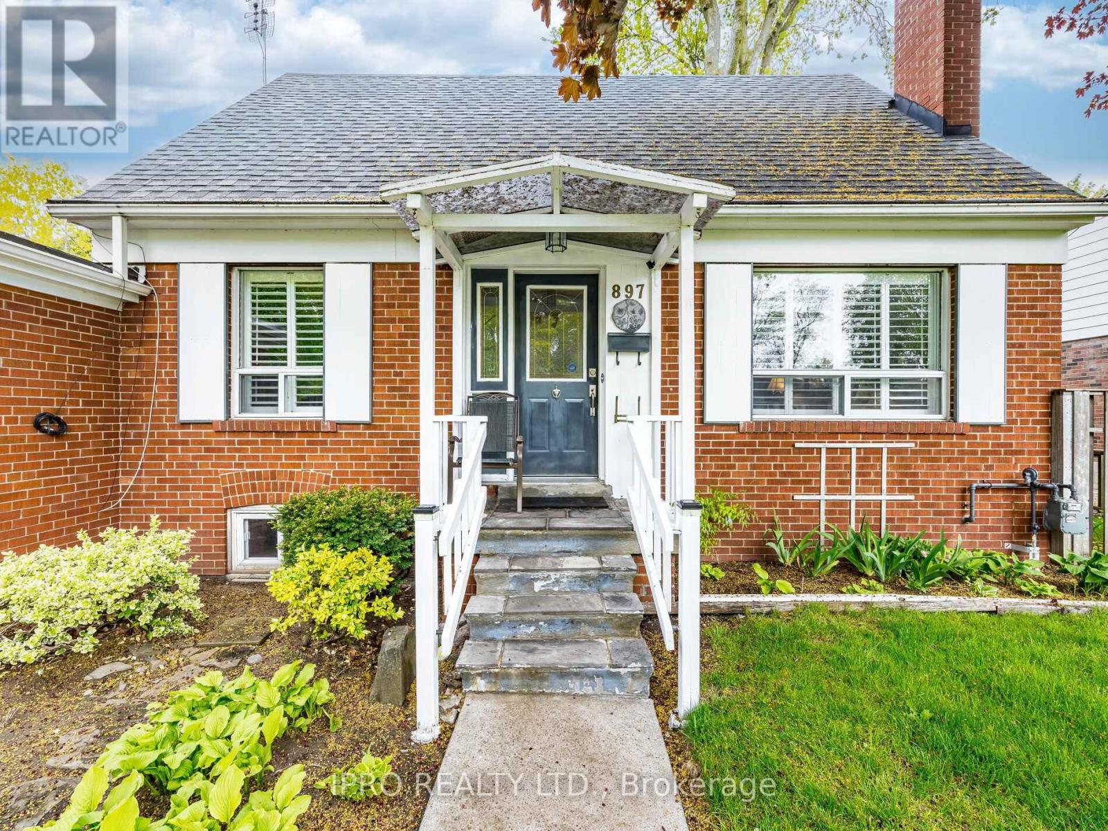897 Johnathan Drive, Mississauga, Ontario  L4Y 1J7 - Photo 3 - W12152179