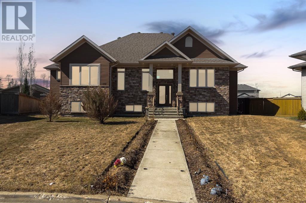 112 Woodpecker Green, Fort Mcmurray, Alberta  T9K 0L3 - Photo 1 - A2214253