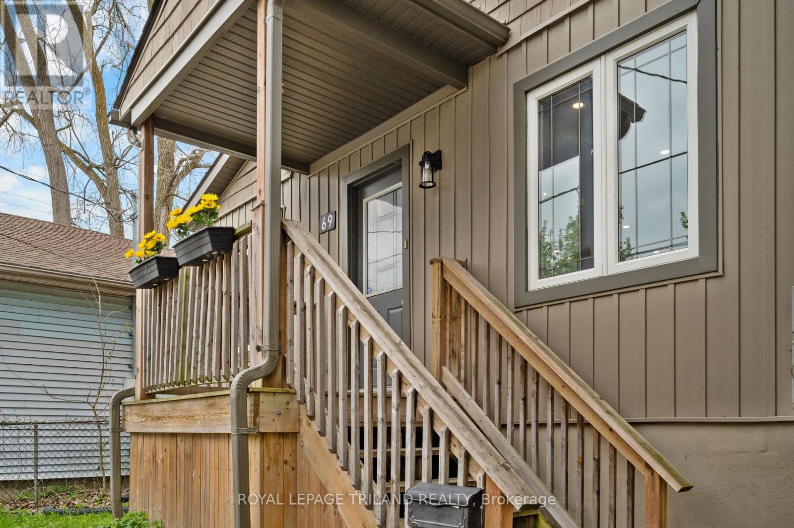 Photo 4 of 39 for 69 Emery Street W