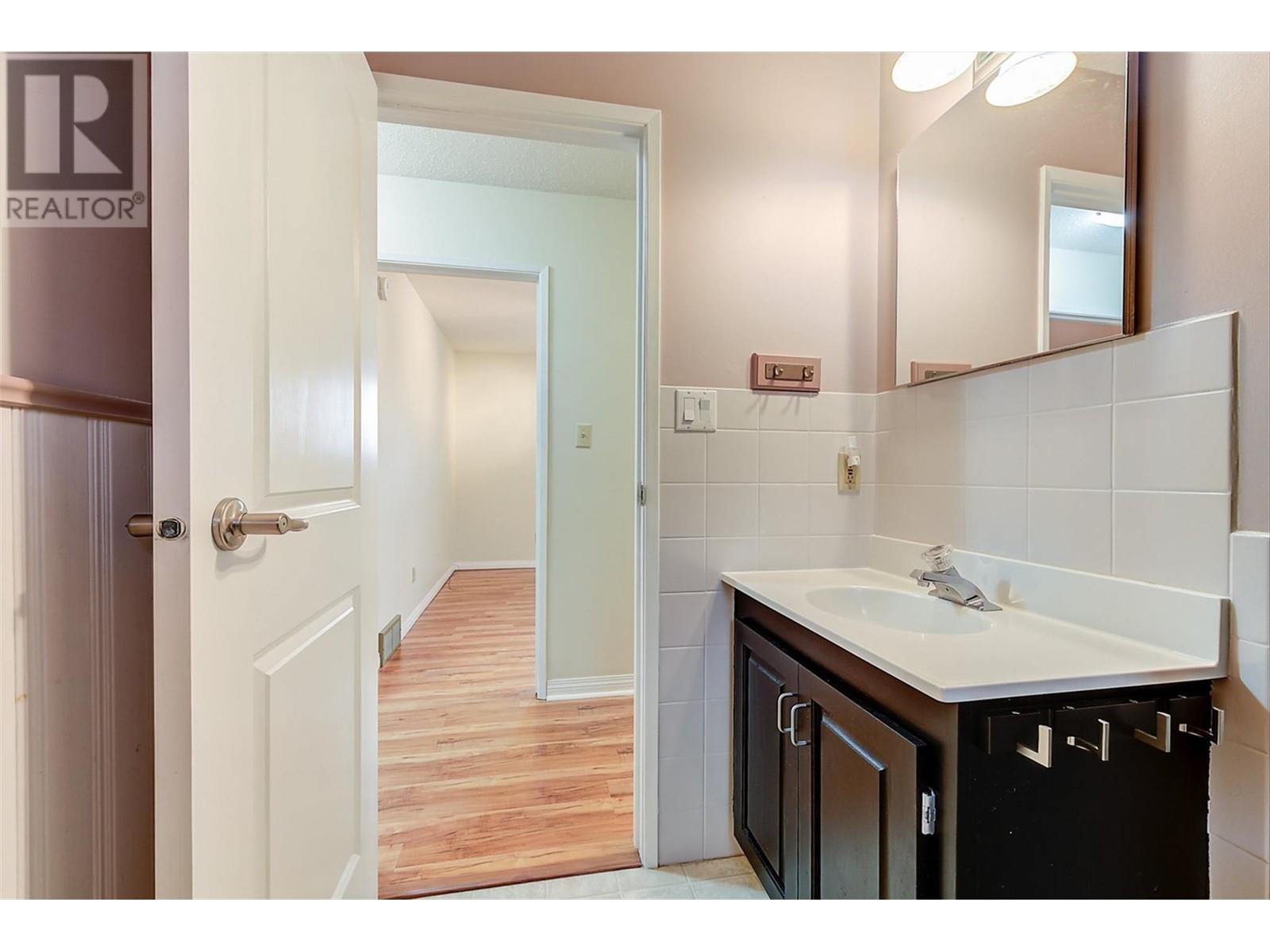 6040 Ellison Avenue, Peachland, British Columbia  V0H 1X4 - Photo 37 - 10348081