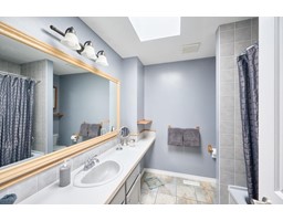 16367 S GLENWOOD CRESCENT, Surrey property photo listing R3003432 for sale