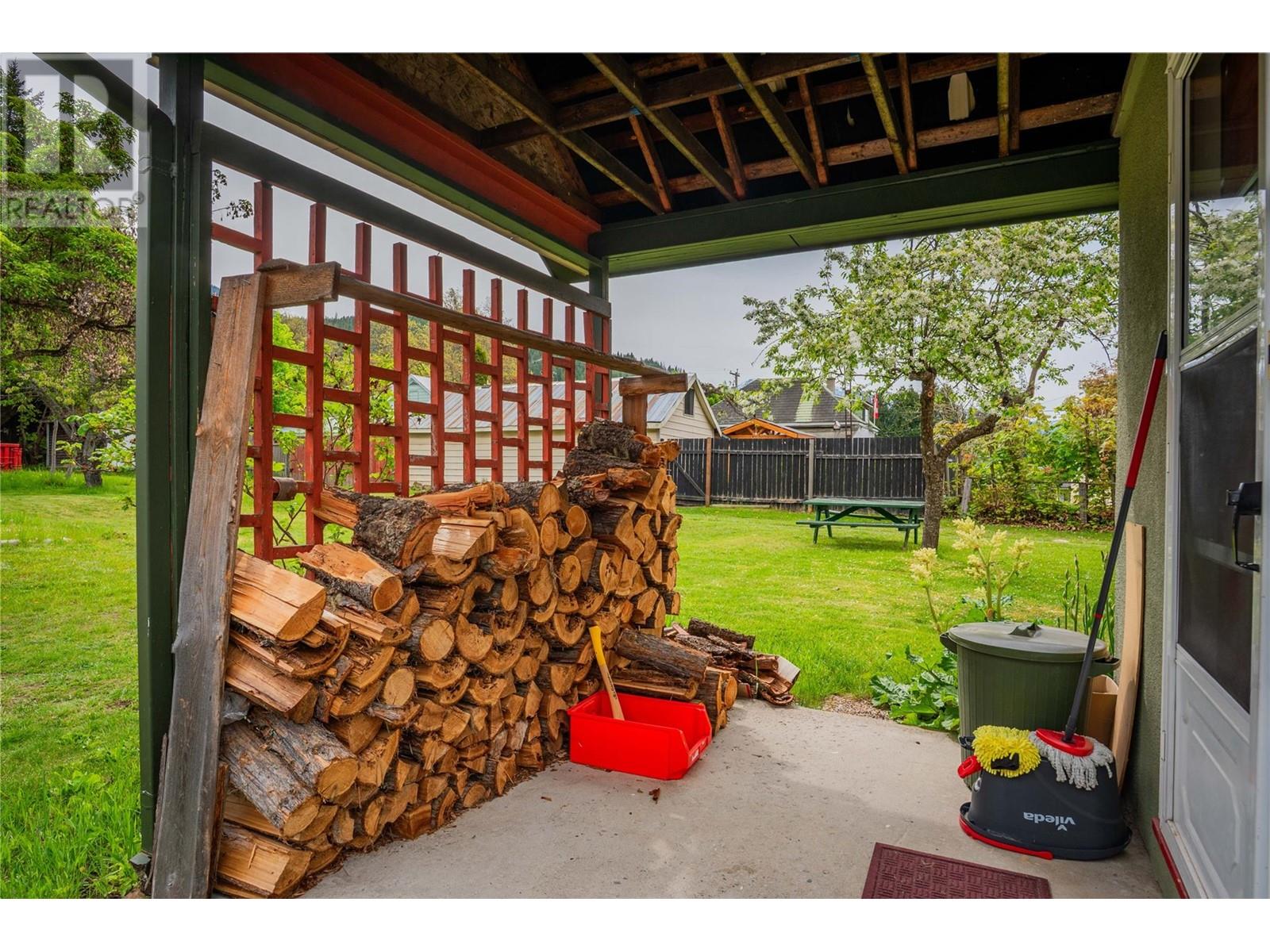 912 KILDARE Street, New Denver, BC V0G1S0