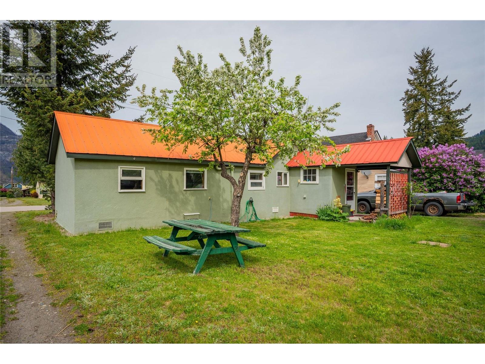 912 KILDARE Street, New Denver, BC V0G1S0
