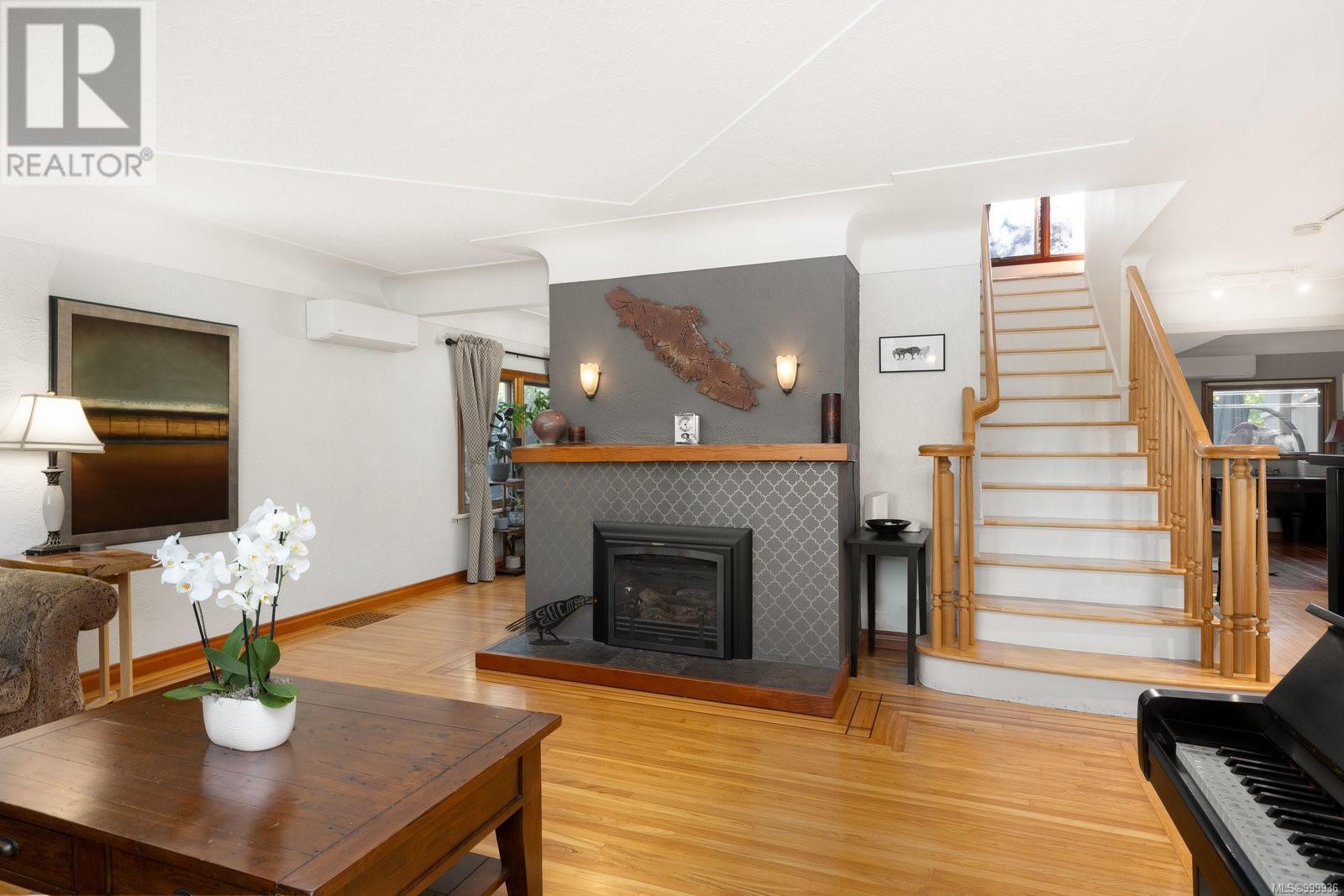 Property at 1030 Roslyn Rd image 4