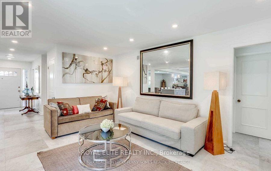 21 Ovida Boulevard, Markham, Ontario  L3P 1E3 - Photo 2 - N12152473