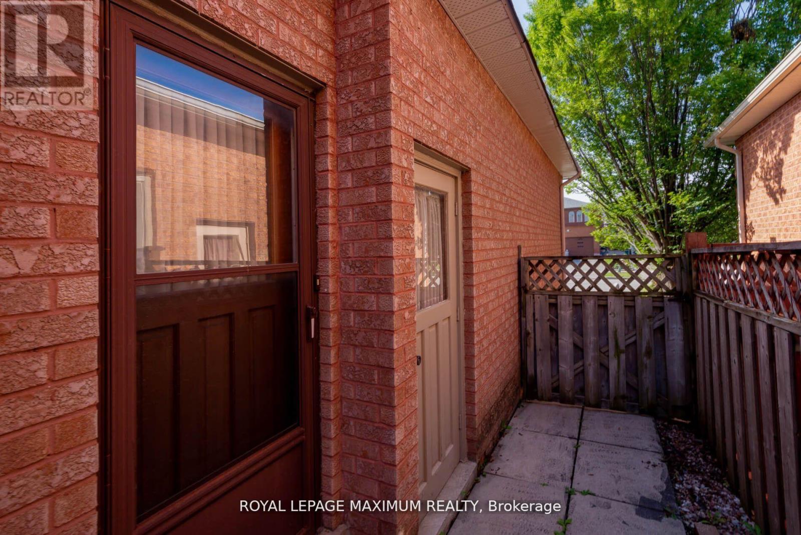 54 Claudia Avenue, Vaughan, Ontario  L4L 6R7 - Photo 6 - N12152491