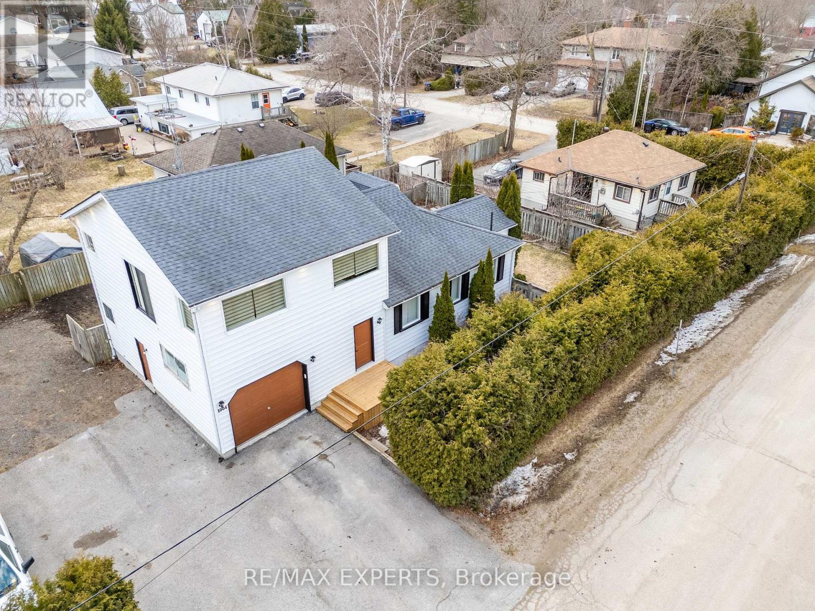 Property at 1004 ROBINSON STREET image 2