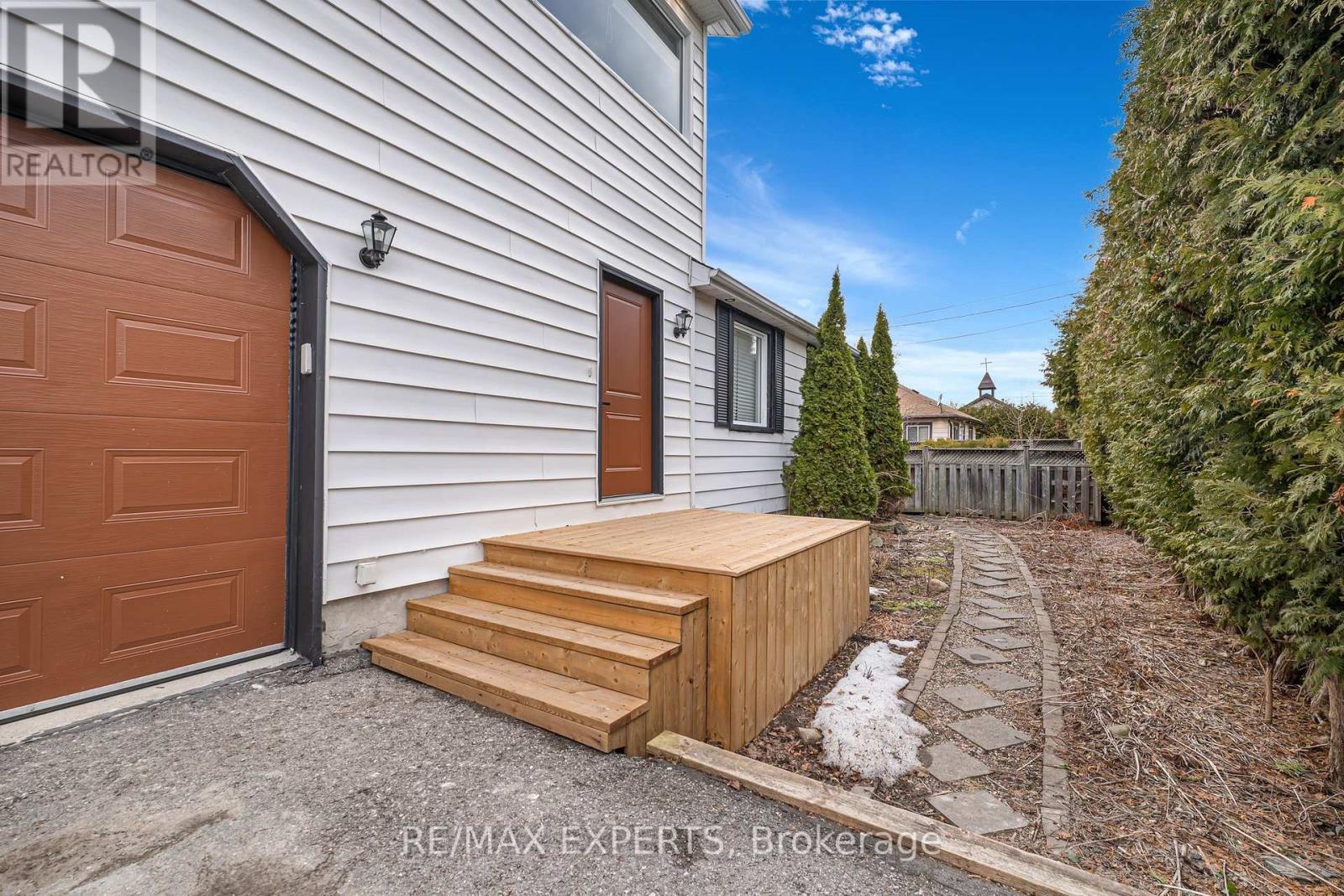 Property at 1004 ROBINSON STREET image 3