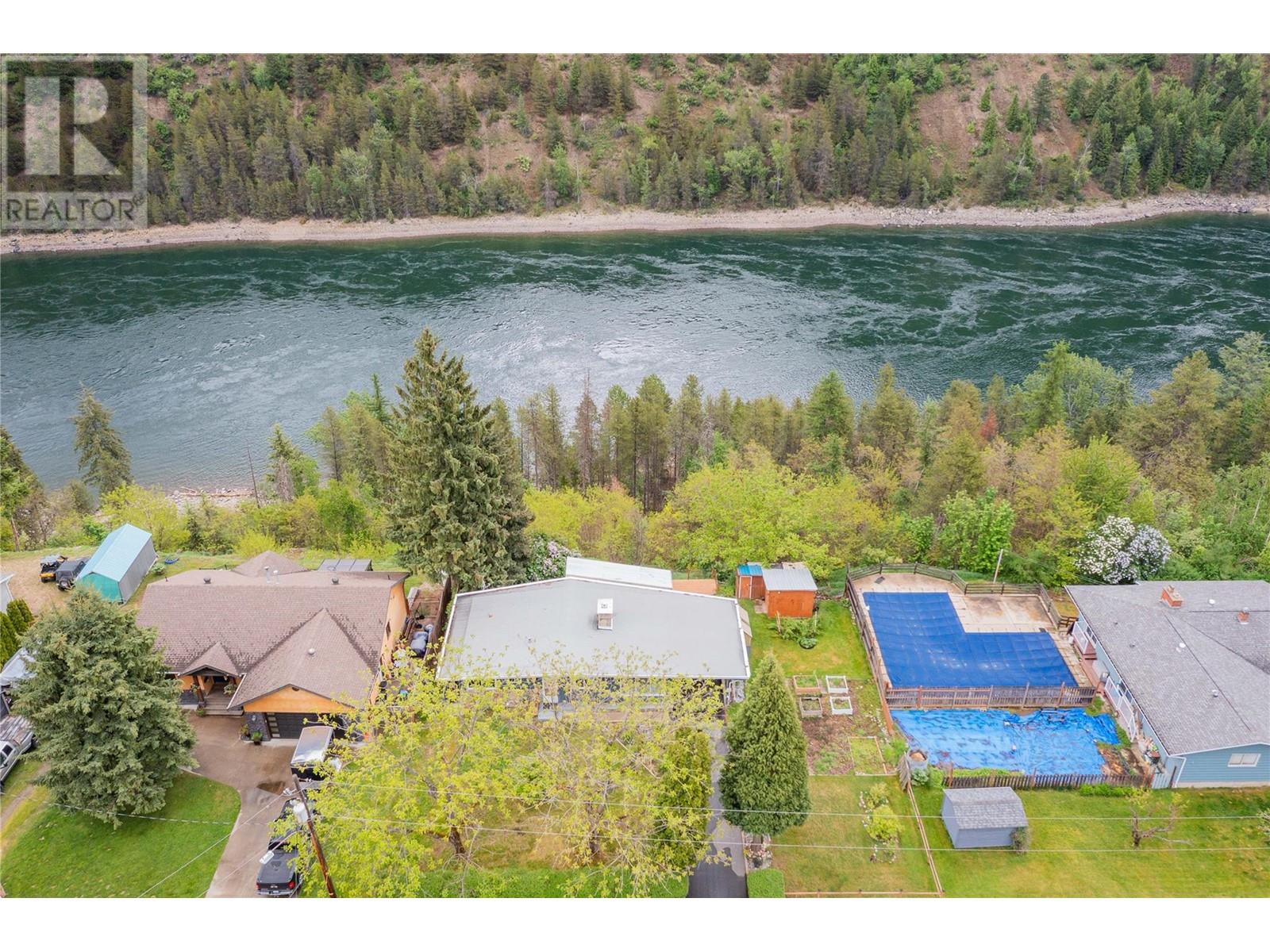 435 104th Street, Castlegar, British Columbia  V1N 3G6 - Photo 2 - 10348082