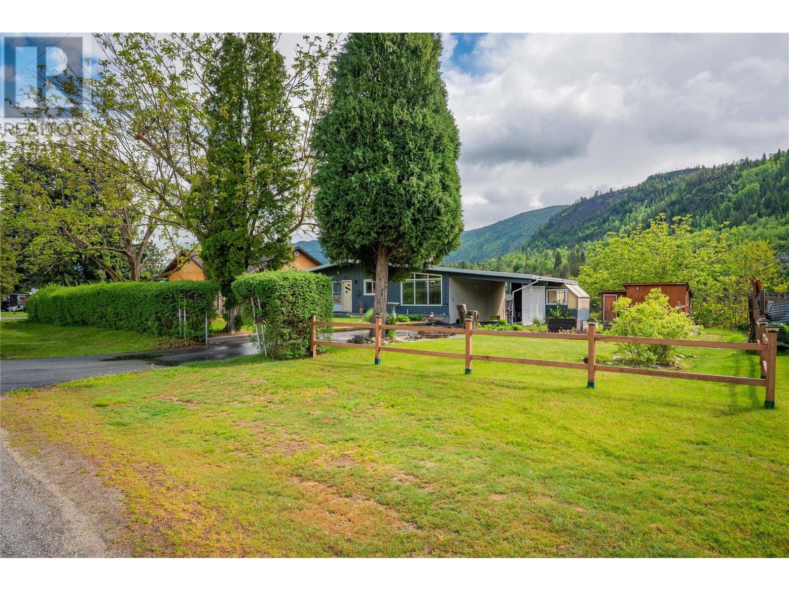 435 104th Street, Castlegar, British Columbia  V1N 3G6 - Photo 42 - 10348082