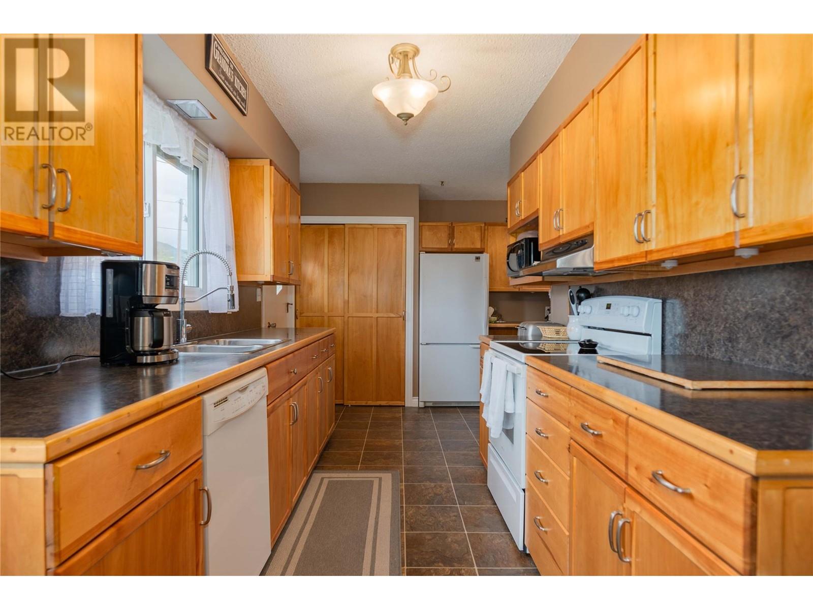 435 104th Street, Castlegar, British Columbia  V1N 3G6 - Photo 11 - 10348082