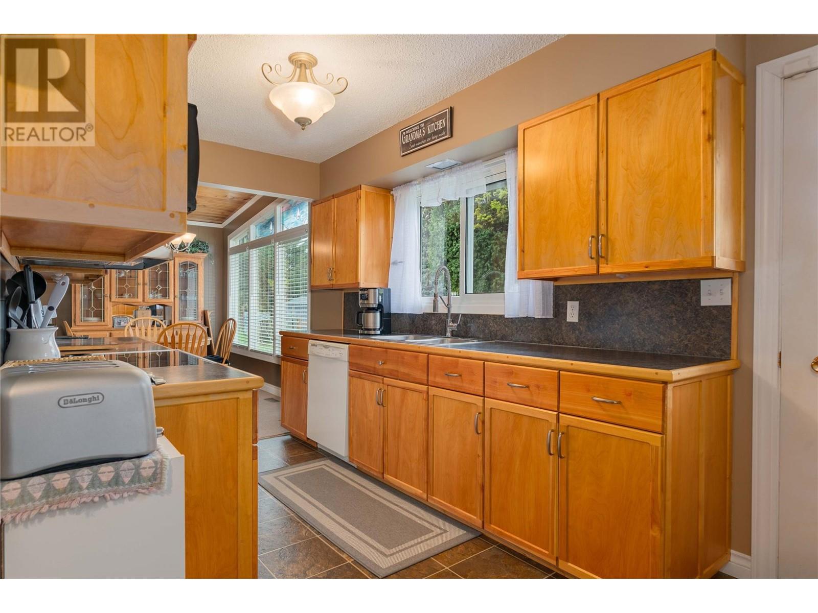 435 104th Street, Castlegar, British Columbia  V1N 3G6 - Photo 8 - 10348082