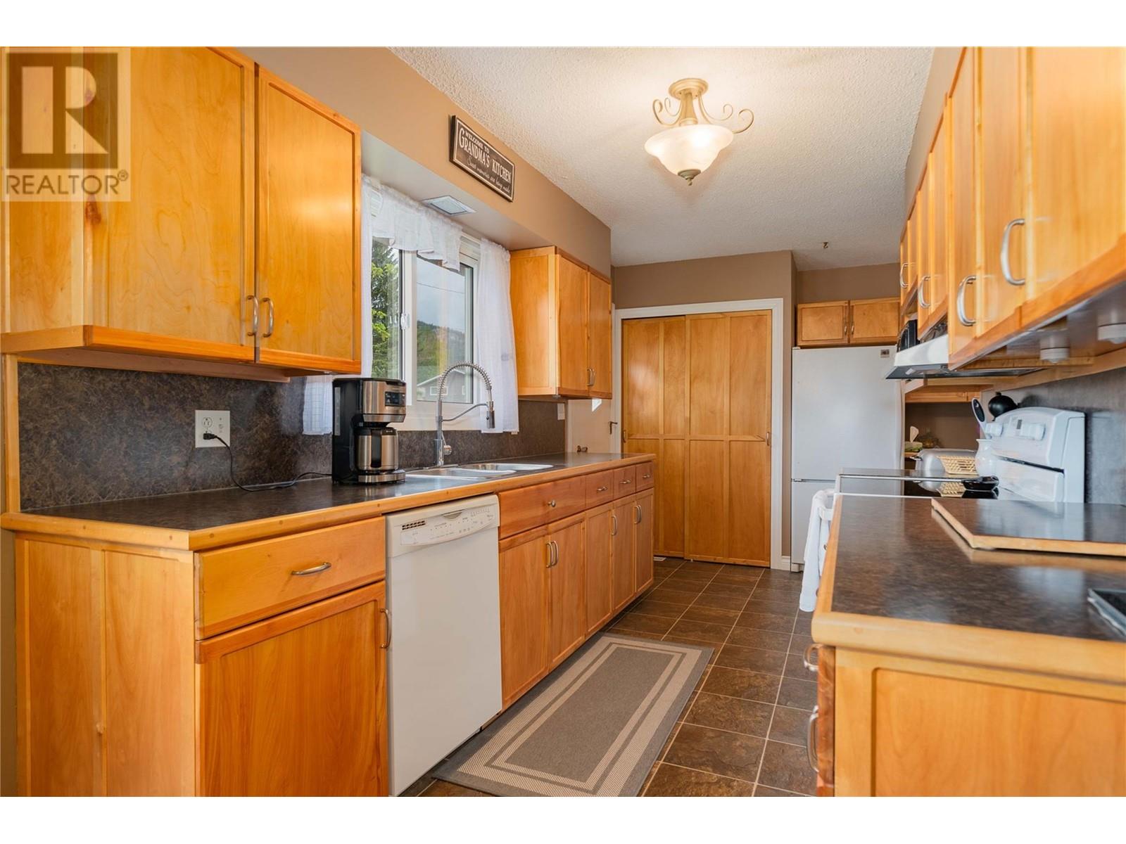 435 104th Street, Castlegar, British Columbia  V1N 3G6 - Photo 12 - 10348082