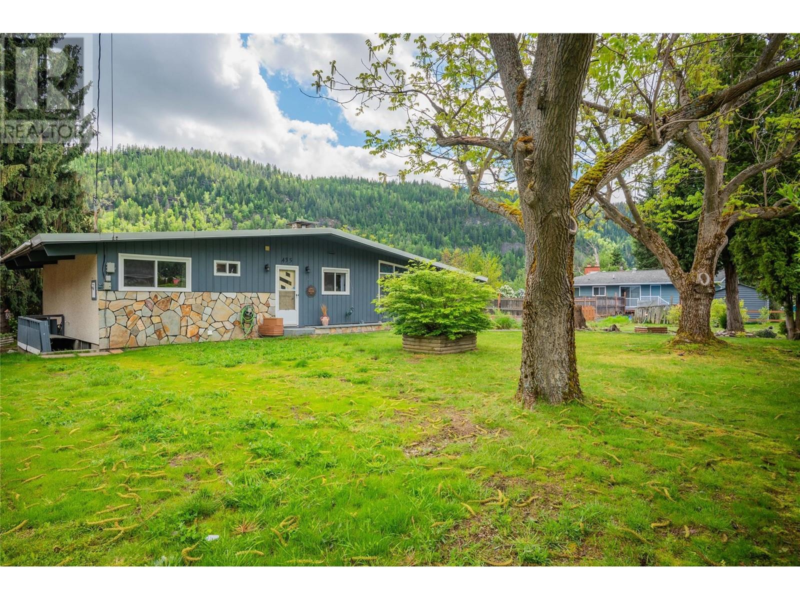 435 104th Street, Castlegar, British Columbia  V1N 3G6 - Photo 73 - 10348082
