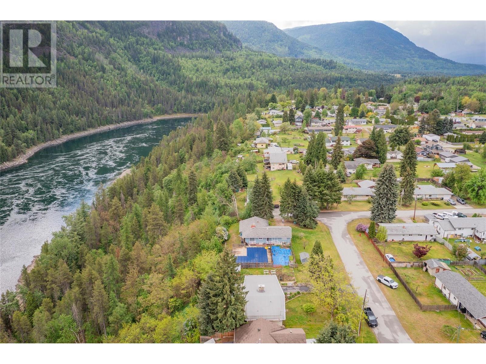 435 104th Street, Castlegar, British Columbia  V1N 3G6 - Photo 6 - 10348082