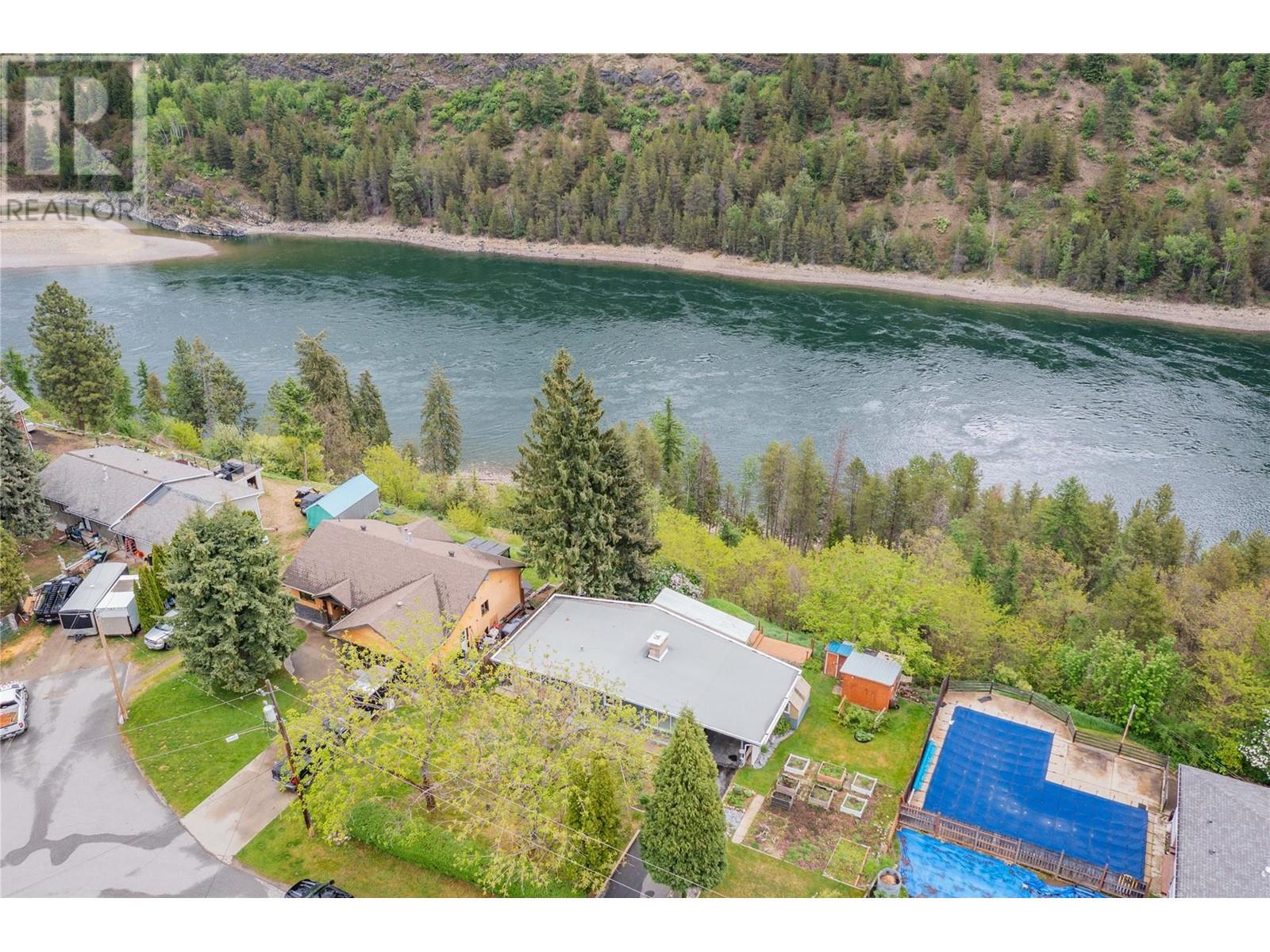 435 104th Street, Castlegar, British Columbia  V1N 3G6 - Photo 3 - 10348082