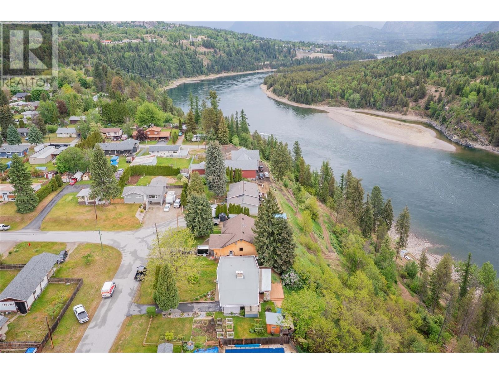 435 104th Street, Castlegar, British Columbia  V1N 3G6 - Photo 4 - 10348082
