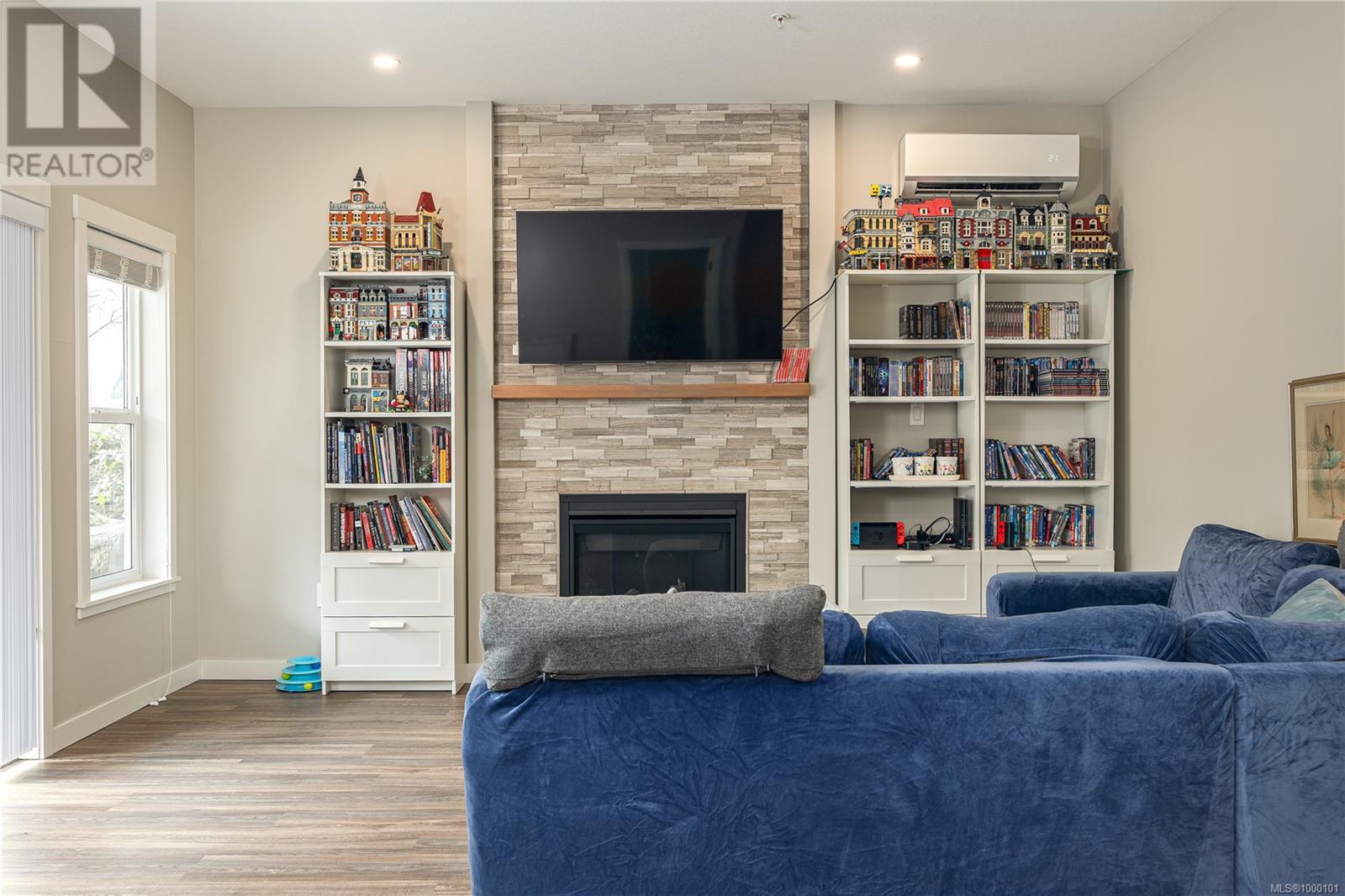 Property at 4155 Emerald Woods Pl image 4