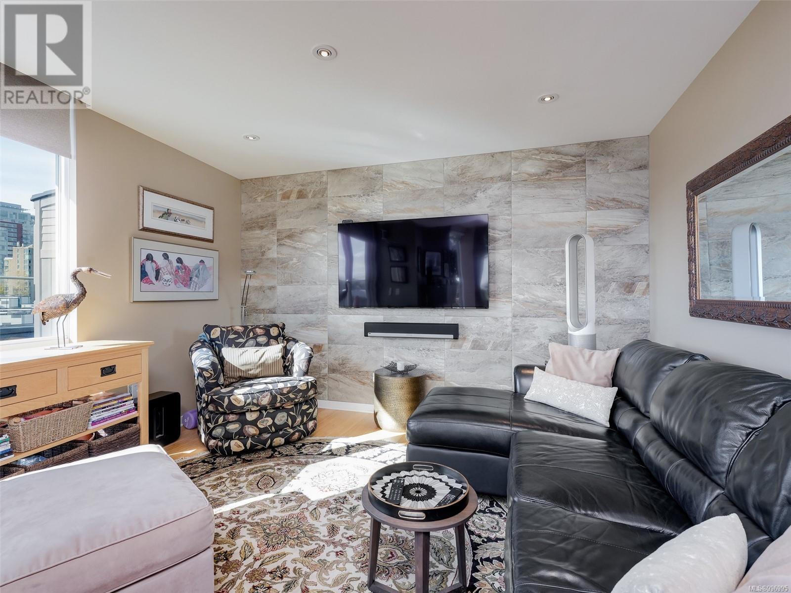 Property at 704 399 Tyee Rd image 3