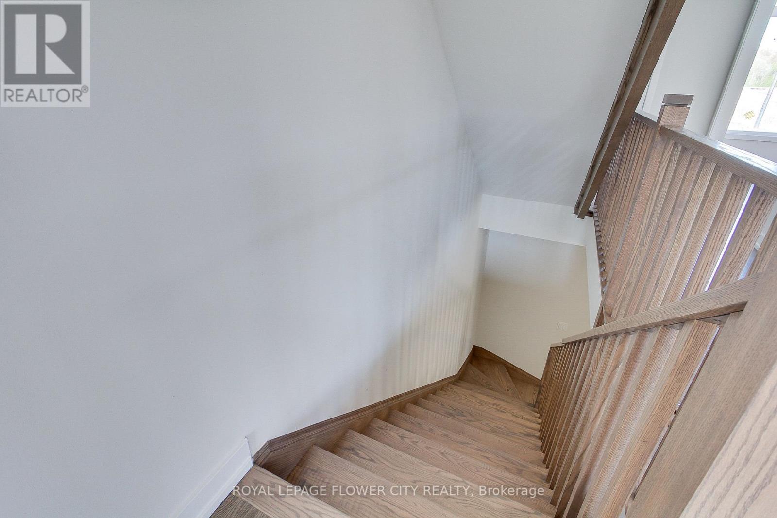 1223 Dartmouth Crescent, Oakville, Ontario  L6H 8B8 - Photo 4 - W12152516