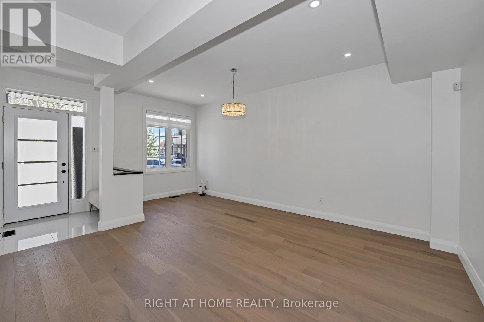 326 Wisteria Crescent, Ottawa, Ontario  K1V 0N5 - Photo 4 - X12152589