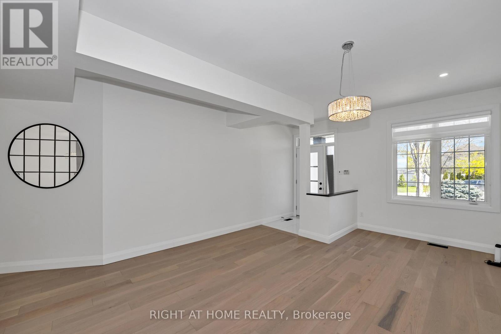 326 Wisteria Crescent, Ottawa, Ontario  K1V 0N5 - Photo 5 - X12152589