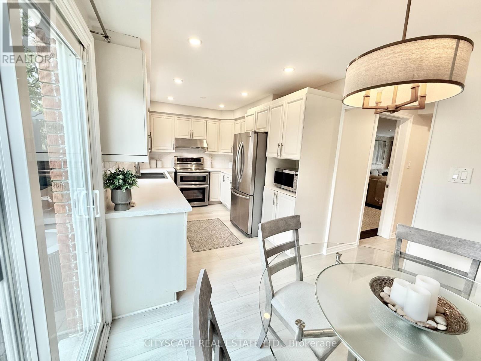 3376 Frobex Court, Mississauga, Ontario  L5C 2B5 - Photo 18 - W12152143